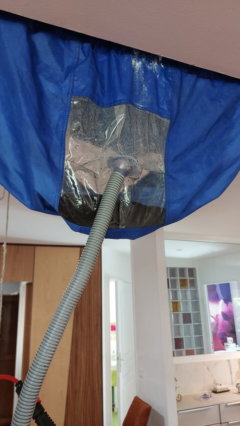 Bac de récupération encrassé lors d'un entretien de climatisation — RFT Hérault