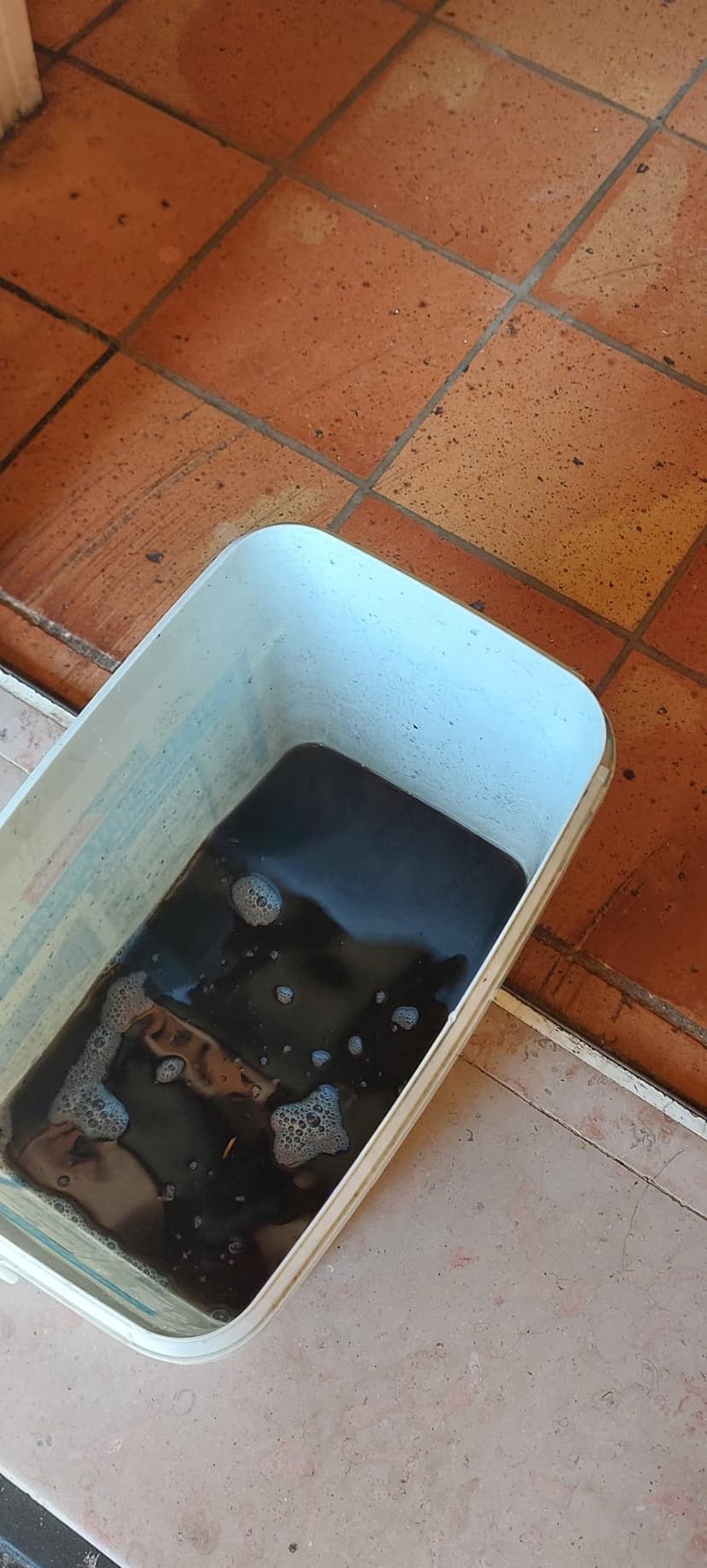 Eau noire récupérée après nettoyage de climatisation — RFT Montpellier